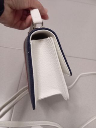 Bolso  blanco azul y rojo.