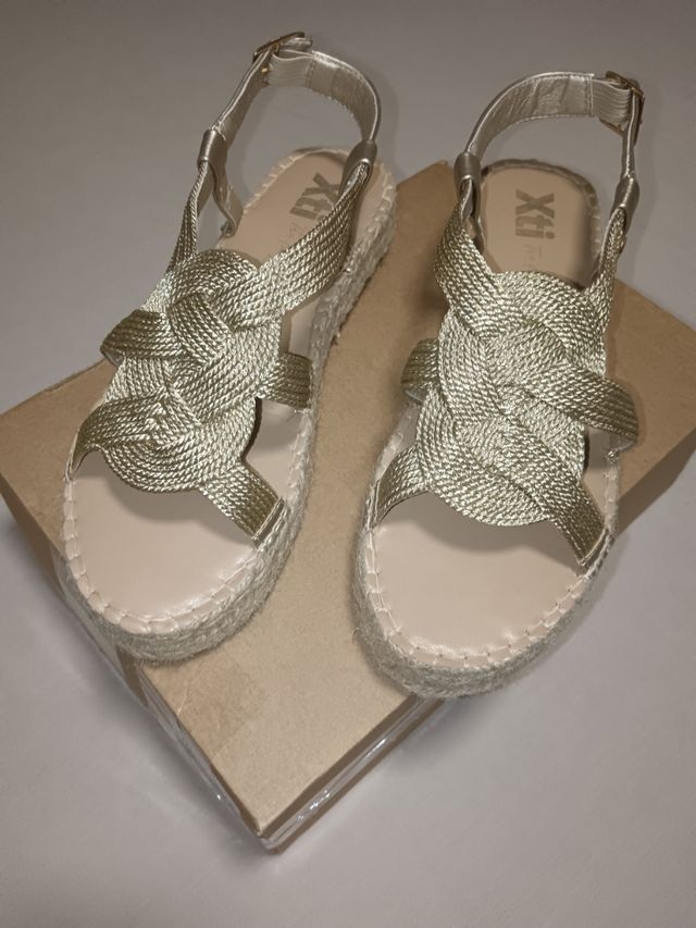 Sandalias doradas nuevas XTI talla 41