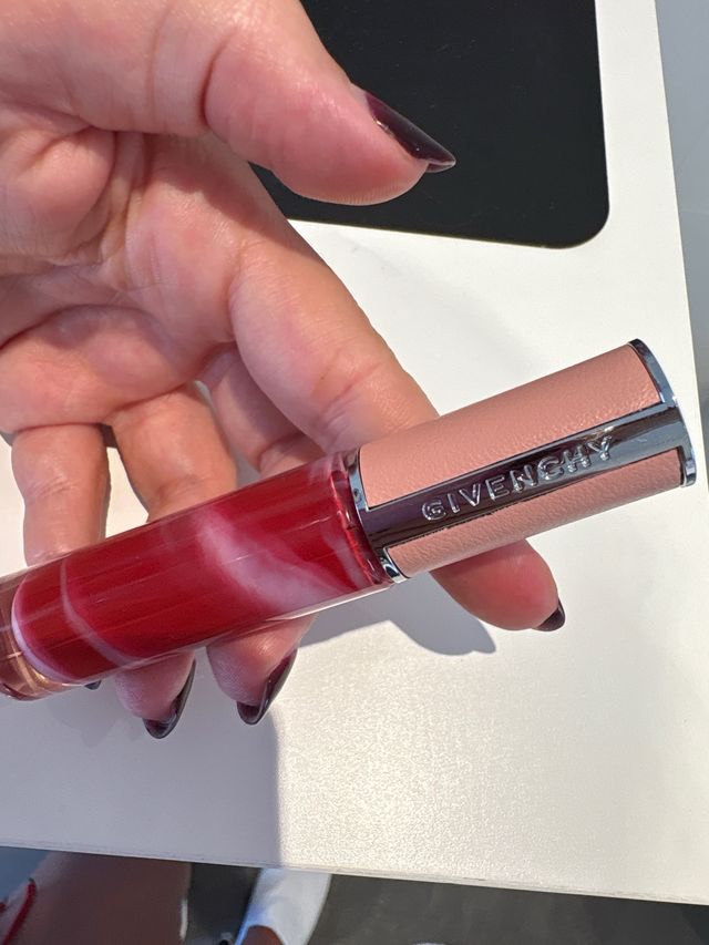 Givenchy Rose Perfecto Liquid Lip Balm – tono 37 Rouge Graine Bálsamo líquido labial de efecto glossy, con 24 h de hidratación, efecto voluminizador y tratamiento, en elegante envase marmolado.