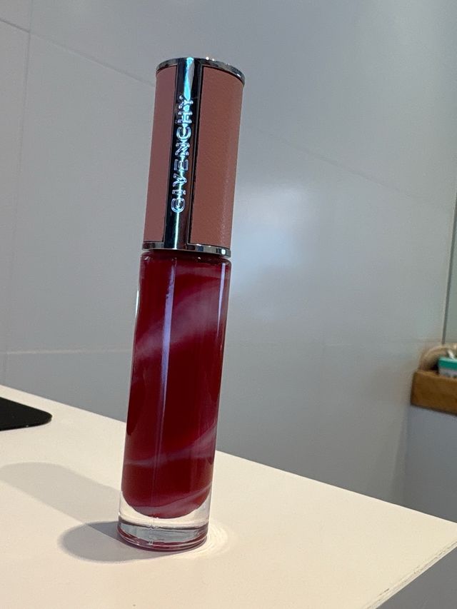 Givenchy Rose Perfecto Liquid Lip Balm – tono 37 Rouge Graine Bálsamo líquido labial de efecto glossy, con 24 h de hidratación, efecto voluminizador y tratamiento, en elegante envase marmolado.