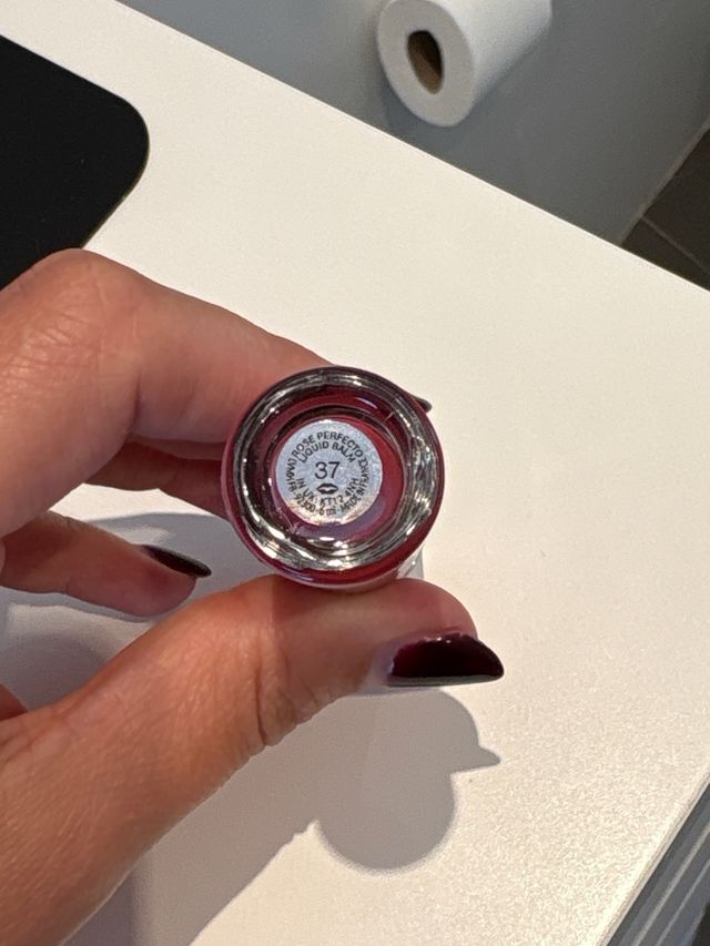 Givenchy Rose Perfecto Liquid Lip Balm – tono 37 Rouge Graine Bálsamo líquido labial de efecto glossy, con 24 h de hidratación, efecto voluminizador y tratamiento, en elegante envase marmolado.