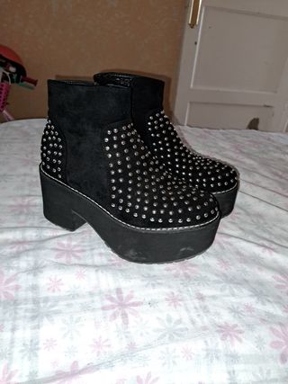 Botines plataforma negros con tachuelas