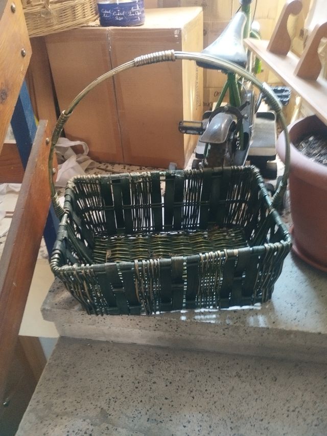 3cestas mimbre: rosa , verde y marrón