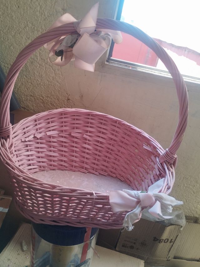 3cestas mimbre: rosa , verde y marrón