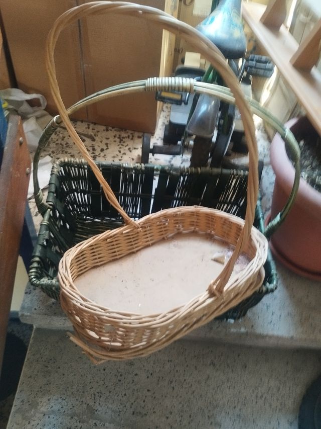 3cestas mimbre: rosa , verde y marrón