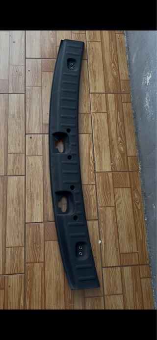 Enbellecedor maletero Caddy