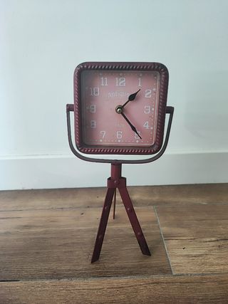 Reloj antiguo de mesa rosa y rojo