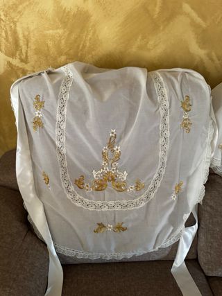 Manton y delantal alicantinos blanco y dorado