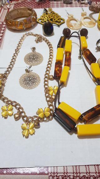 Set bigiotteria marrone e giallo