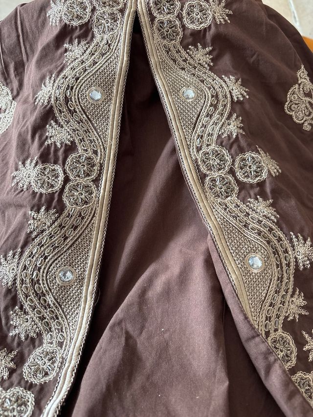 Falda marrón bordada