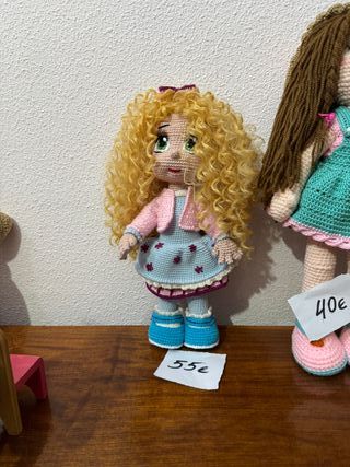Muñeca amigurumi azul y rosa