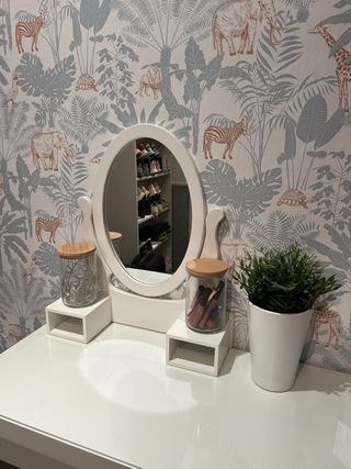 Espejo y tocador blanco Malm de Ikea. 