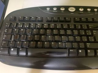 Teclado y ratón Logitech negro. 