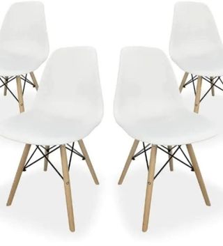 4 Sillas Blancas Diseño Moderno en la mata
