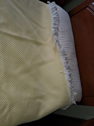 Colcha amarilla algodón para cama de 1.05.