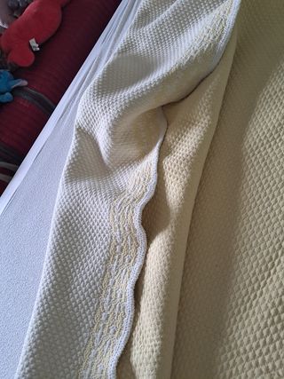 Colcha amarilla algodón para cama de 1.05.