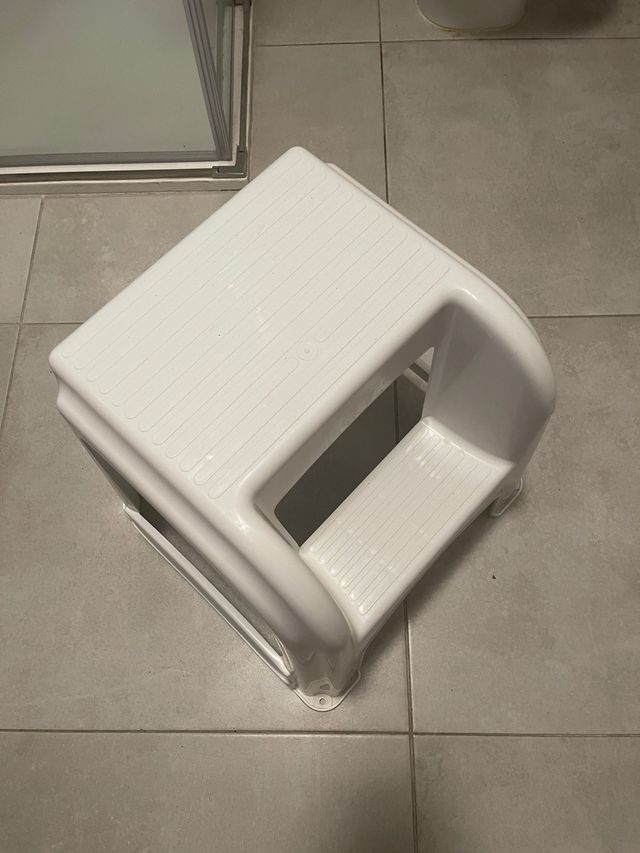 Sgabello da bagno bianco in plastica