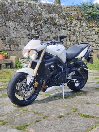 Triumph Street Triple 675 (108CV)
