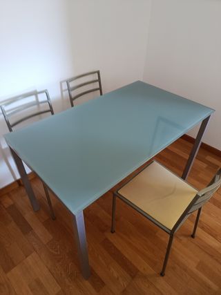 Mesa cristal 4 sillas gris azulado