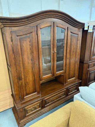 Vitrina rústica de madera
4 puertas y 3 cajones