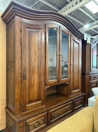 Vitrina rústica de madera
4 puertas y 3 cajones