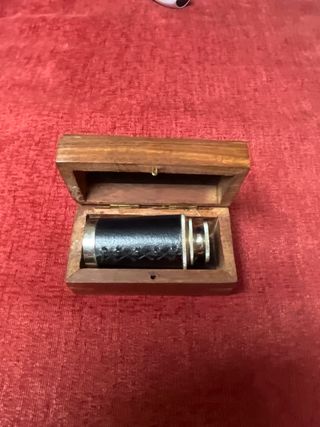Catalejo antiguo con caja