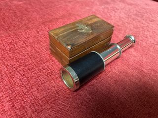 Catalejo antiguo con caja