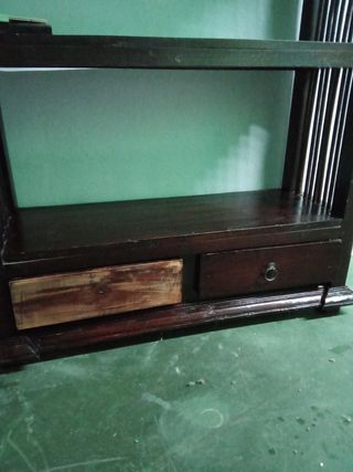 Estanteria de madera marrón
