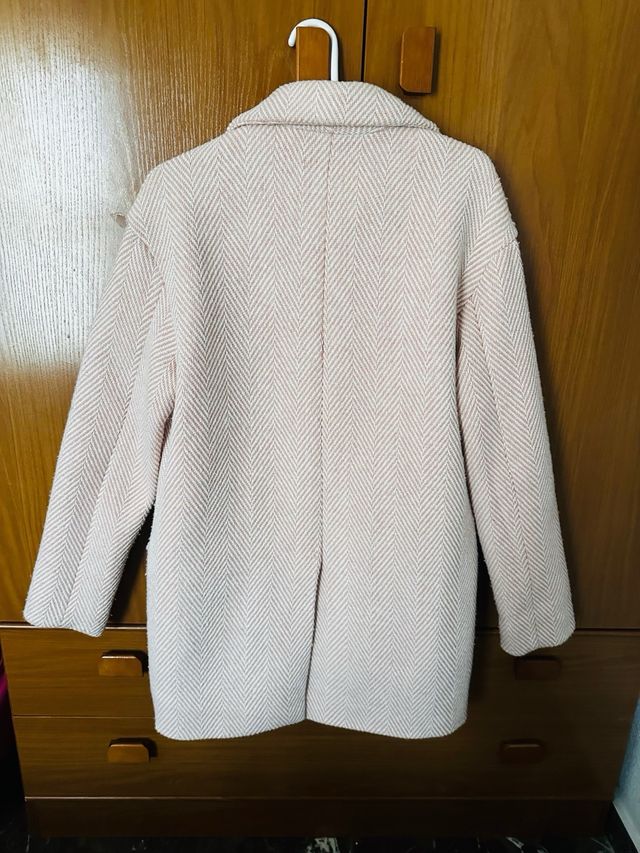 Abrigo Bershka rosa claro talla XS