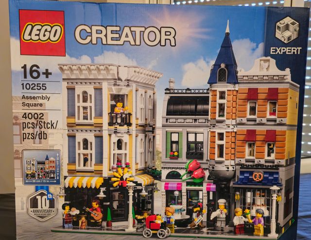 LEGO Creator 10255 Assembly Square