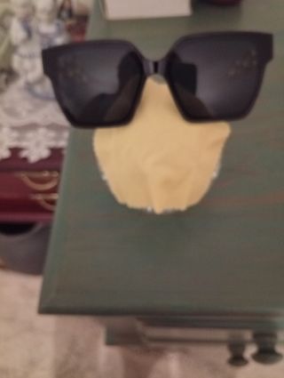 Gafas sol modernas doradas