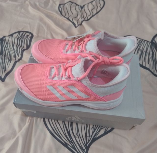 Zapatillas Adidas rosa.