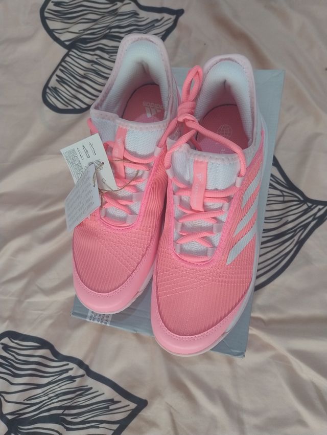 Zapatillas Adidas rosa.