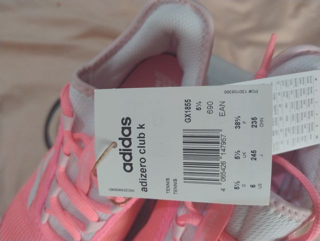 Zapatillas Adidas rosa.