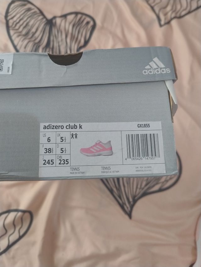 Zapatillas Adidas rosa.