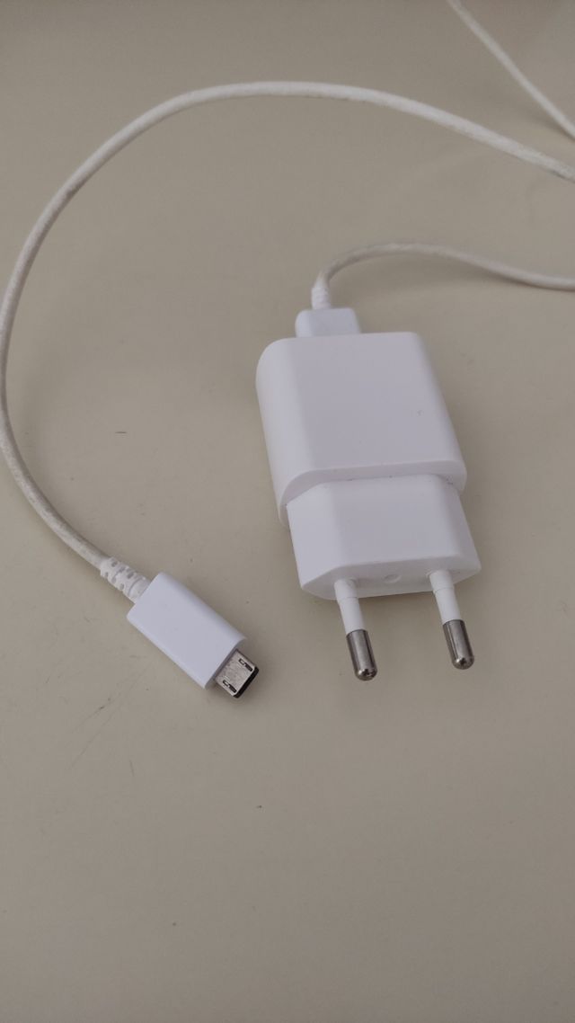 Cargador móvil con cable MicroUSB