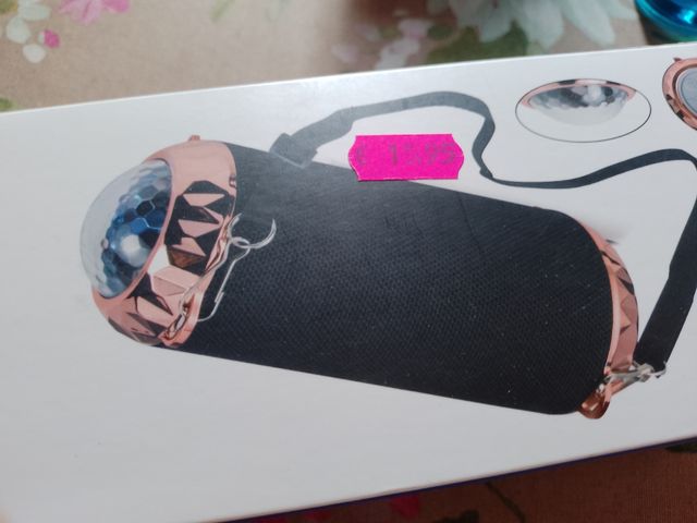 Altavoz Portátil AK118 | Negro y Dorado