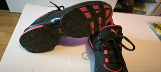 Zapatillas Puma negras y rojas