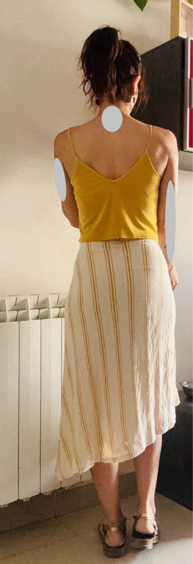 Conjunto top mostaza y falda midi rayas