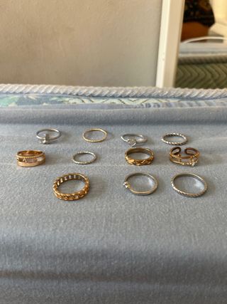 Anillos dorados y plateados