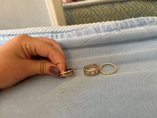 Anillos dorados y plateados