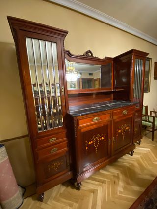 Aparador antiguo de madera y mármol