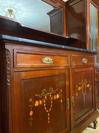 Aparador antiguo de madera y mármol