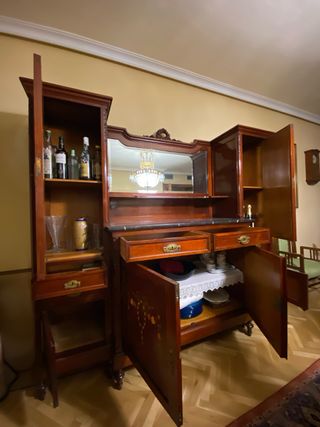 Aparador antiguo de madera y mármol