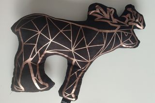 Peluche/cojín con forma de ciervo- CASA