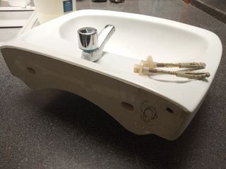 Lavabo Roca Victoria blanco con grifo