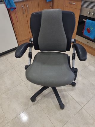 Silla oficina giratoria gris y negra