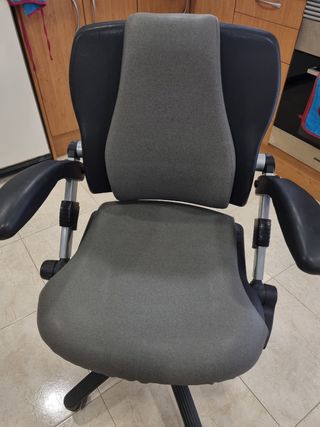 Silla oficina giratoria gris y negra