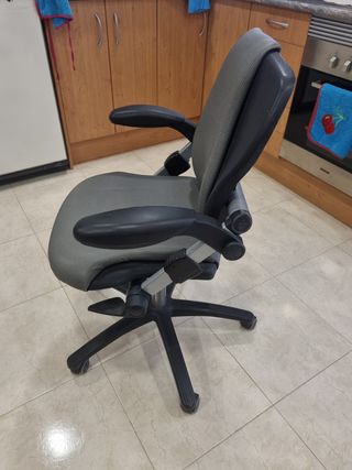 Silla oficina giratoria gris y negra
