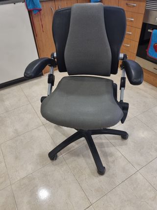 Silla oficina giratoria gris y negra